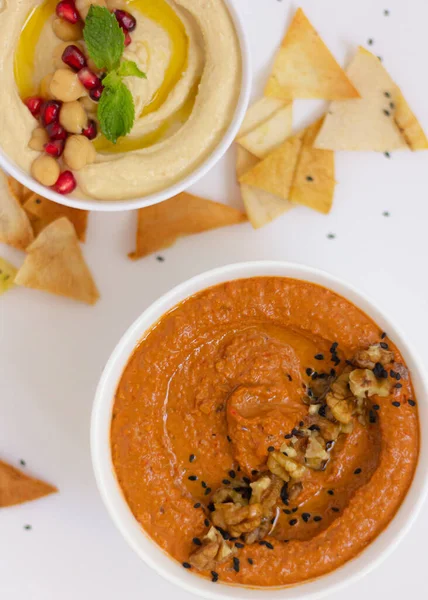 Ev yapımı Muhammara ve Humus sosu.