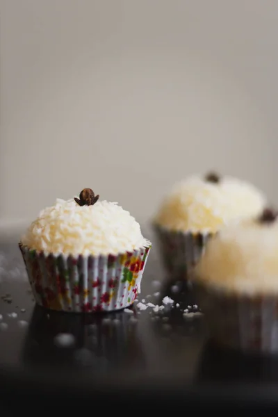 Beijinho de Coco com Cravo da Hindistan