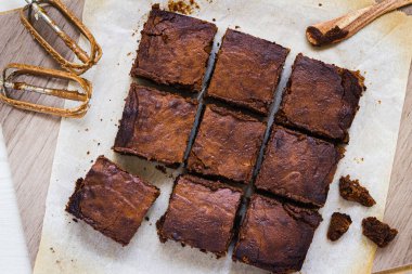 Ev yapımı çikolata ve çikolatalı kek.