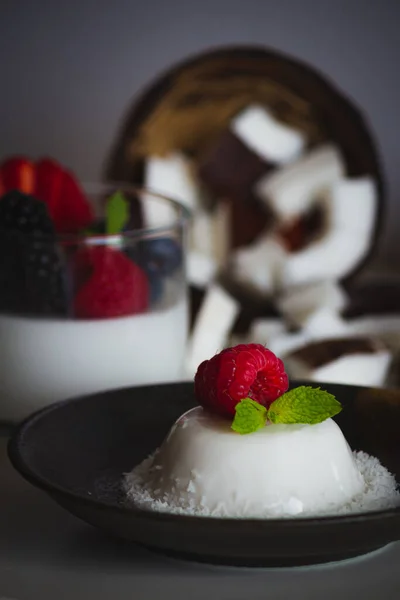 Hindistancevizi Panna Cotta ve çilek.