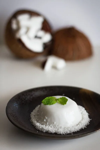 Hindistancevizi Panna Cotta ve çilek.