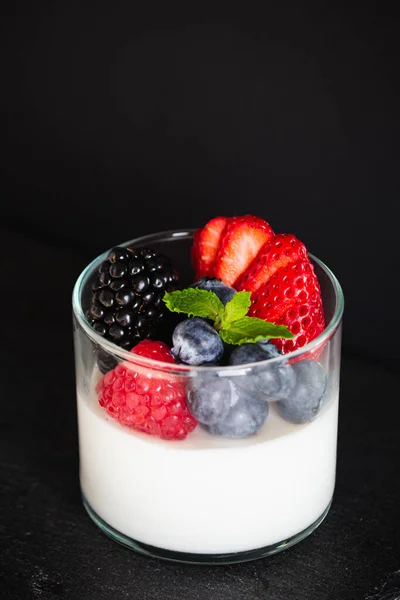 Hindistancevizi Panna Cotta ve çilek.