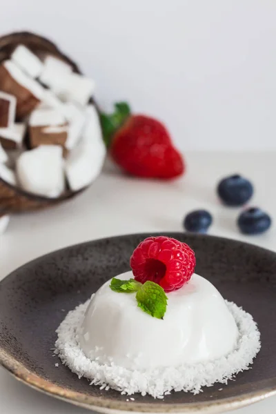 Hindistancevizi Panna Cotta ve çilek.