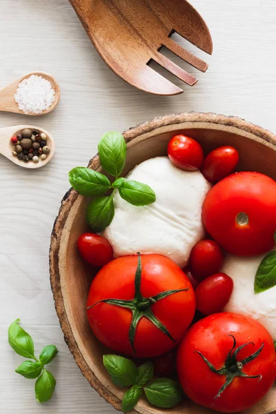Domates, Mozzarela ve Basil Salatası