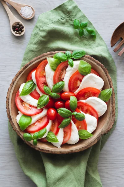 Domates, Mozzarela ve Basil Salatası