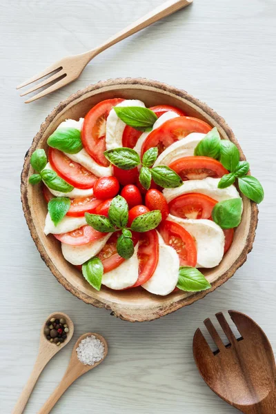 Domates, Mozzarela ve Basil Salatası