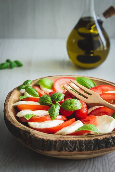 Domates, Mozzarela ve Basil Salatası