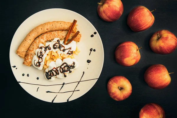 Pannenkoeken op een bord versierd met kwark room, appels Rechtenvrije Stockafbeeldingen