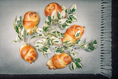 hamur yeşil yaprakları kapat-u ile keten peçeteye kırmızı kuş