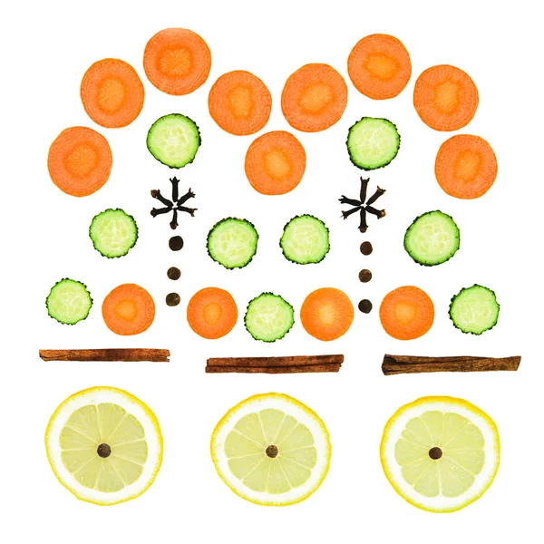 Орнамент овощей (морковь и огурец), лимон, перец, сл — стоковое фото