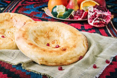 Tandoor ve bir plat pişmiş susam ile Doğu düz kek
