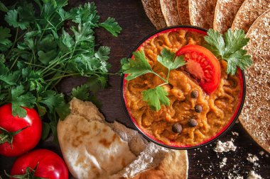 Pide ile bir içme kabında bir patlıcan havyar, mayasız