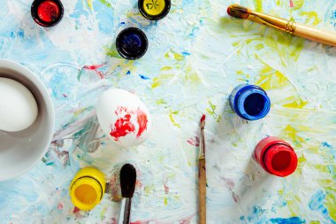 Fırçalar, boyalar, bir sanat masasında yumurta E boyama için yapılan