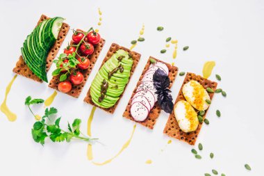 avokado ile çatırdayan kepekli tost kolay sandviç, 