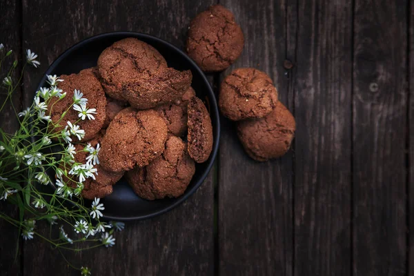 Galletas de chocolate vegetariano stellaria decorado con flores ar — Foto de Stock