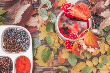 Sonbahar sarı ile ahşap bir masa üzerinde sıcak çay iskele fincan ve