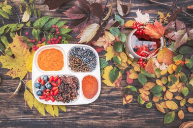 Ahşap bir masada kalina çilek ile süslenmiş sıcak çay ile Kupa