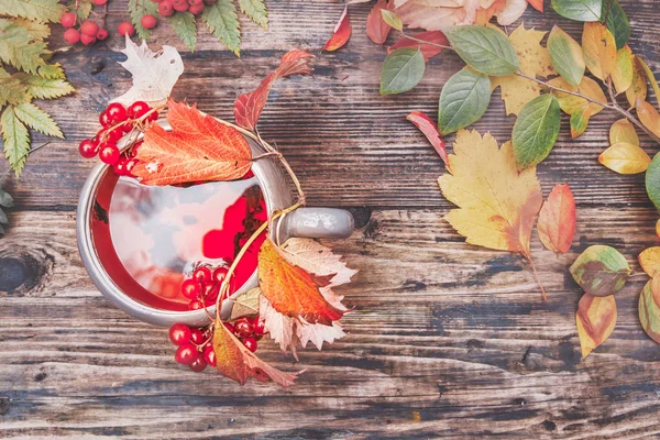 Kalina çilek ile dekore sıcak çay iskelesi bir fincan bir üzerinde 