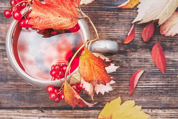 Kalina çilek ile dekore sıcak çay iskelesi bir fincan bir üzerinde 