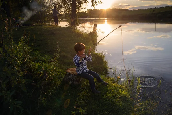 Menino Pescando Nas Margens Lago Aldeia Pôr Sol Close — Fotografia de Stock