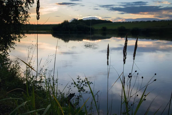 Krásný Západ Slunce Blízkosti Lesa Jezera Obci Horizontální — Stock fotografie