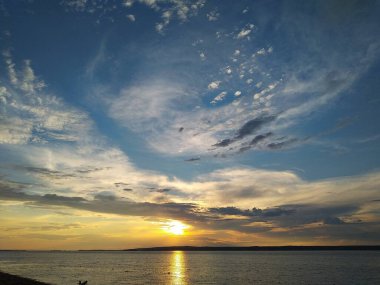   Güzel gün batımı ve nehir