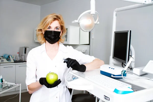 Jovem Mulher Vestindo Máscara Médica Rosto Higiênico Para Prevenir Infecção — Fotografia de Stock