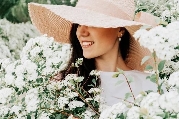 Chica Esconde Cara Detrás Sombrero Sobre Fondo Flores Mujer Joven —  Fotos de Stock