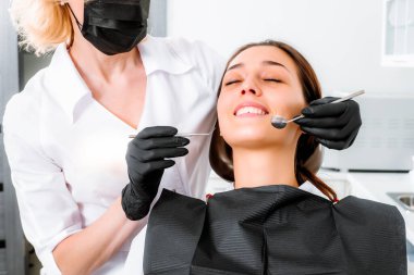 Diş hekimliği kliniğinde doktor ve hasta.. 