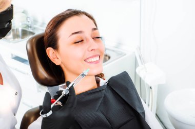 Diş hekimliği kliniğinde doktor ve hasta.. 