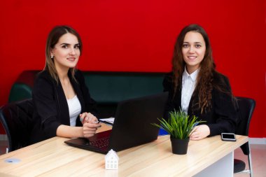 Ofisteki iki genç emlakçının portresi..