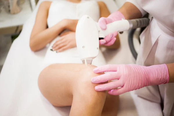 Ein Schönes Mädchen Liegt Büro Einer Kosmetikerin Mit Laserbestrahlung Die — Stockfoto