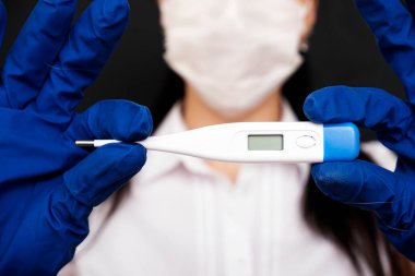 Vücut ısısını ölçmek için termometre. Termometresi olan bir kadın. Gripten iyileşmiş bir kadın..