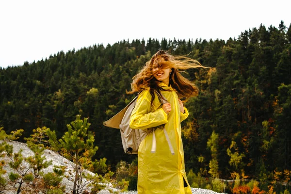 Balakovo Russie Septembre 2019 Une Femme Imperméable Jaune Sur Fond — Photo