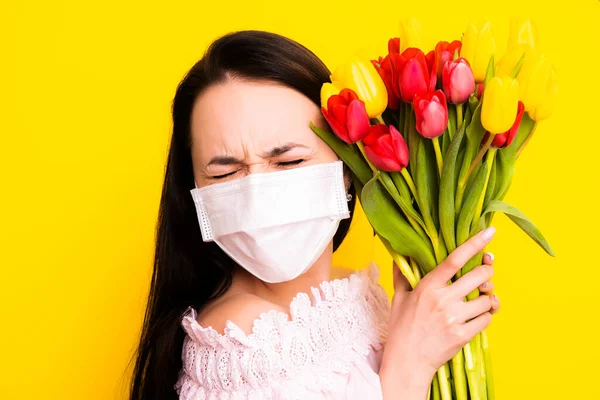 屋内と屋外の花へのアレルギー アレルギーよ マスクの花の花束を持つ女性 — ストック写真