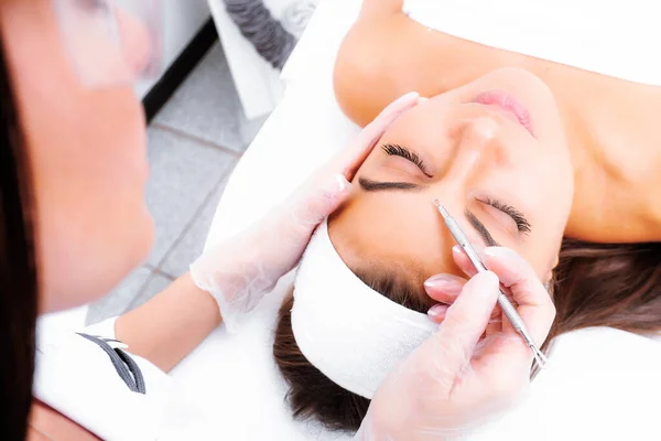 Limpieza Facial Doctor Dermatólogo Cáscara Mecánica Cosmetología Estética —  Fotos de Stock