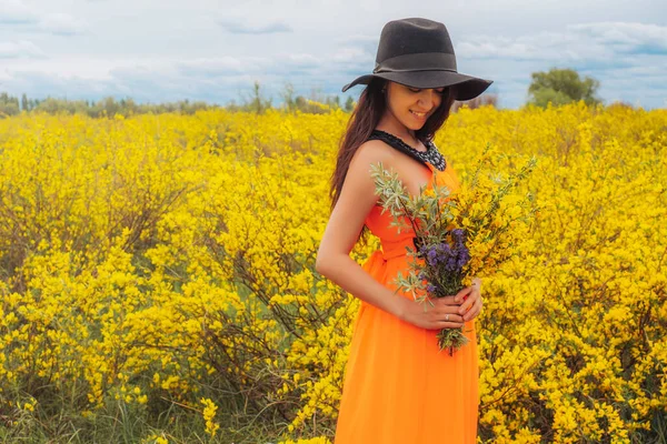 Foto Una Hermosa Mujer Con Sombrero Vestido Con Ramo Flores —  Fotos de Stock