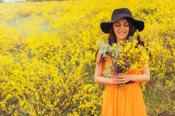 Foto Una Hermosa Mujer Con Sombrero Vestido Con Ramo Flores —  Fotos de Stock