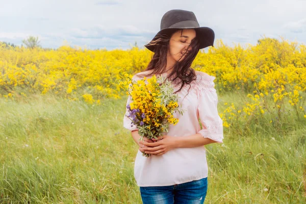 Foto Una Hermosa Mujer Con Sombrero Vestido Con Ramo Flores —  Fotos de Stock