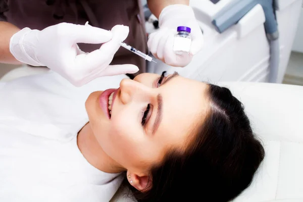 Retrato Feminino Close Por Cosmetologista Durante Administração Toxina Botulínica — Fotografia de Stock