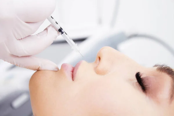 Egy Kozmetikus Által Készített Közeli Női Portré Botulinum Toxin Alkalmazása — Stock Fotó