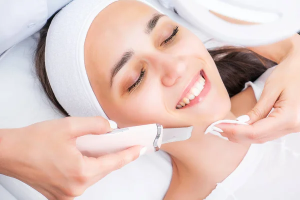 Limpeza Facial Ultra Sônica Por Cosmetologista Máquina Descascar Rosto Ultra — Fotografia de Stock