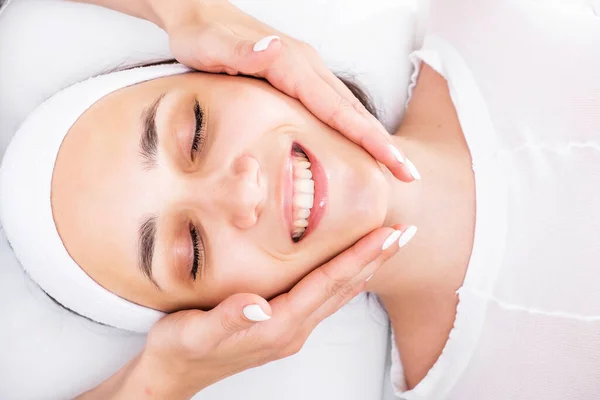 Fotografia Massagem Massagem Facial Escultural Paciente Feliz Massagem Facial Clássica — Fotografia de Stock