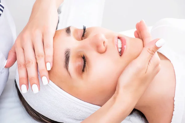 Foto Massagem Facial Bela Foto Cosmetologia Clássico Massagem Facial Close — Fotografia de Stock