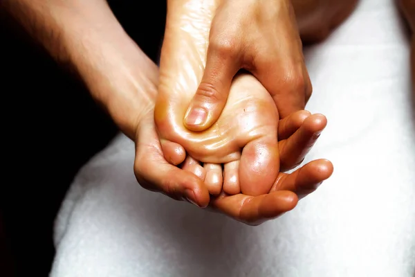 Mužské Ruce Dělají Ženské Masáže Nohou Proti Celulitidě Štíhlé Nohy — Stock fotografie