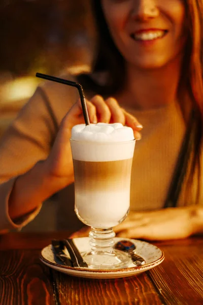 Kobieta Kawą Kawiarni — Zdjęcie stockowe