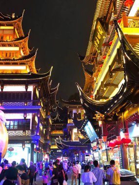 Sıcak, küçük Çin caddelerinde yayalar var.