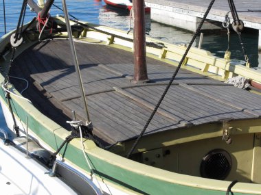 Eski bir yelkenli ahşap güverte görünümünü limanda palamarla. Livorno, Toskana, İtalya