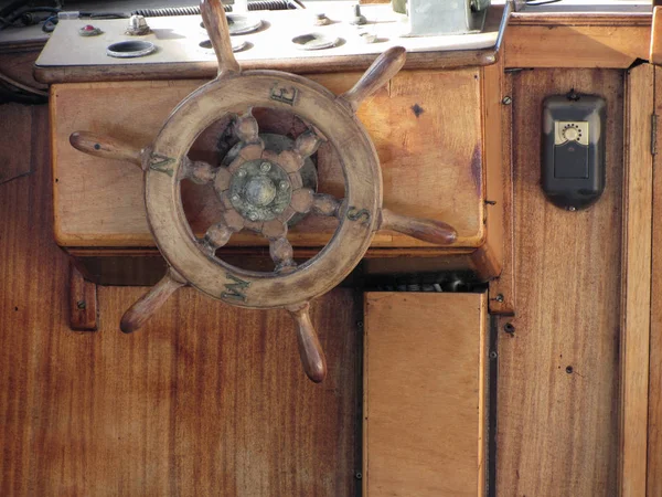 Convés Madeira Com Leme Instrumentos Navegação Vista Especial Volante Retro — Fotografia de Stock