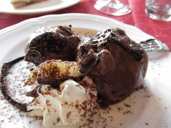 Deliciosos Profiteroles Con Glaseado Crema Chocolate — Foto de Stock